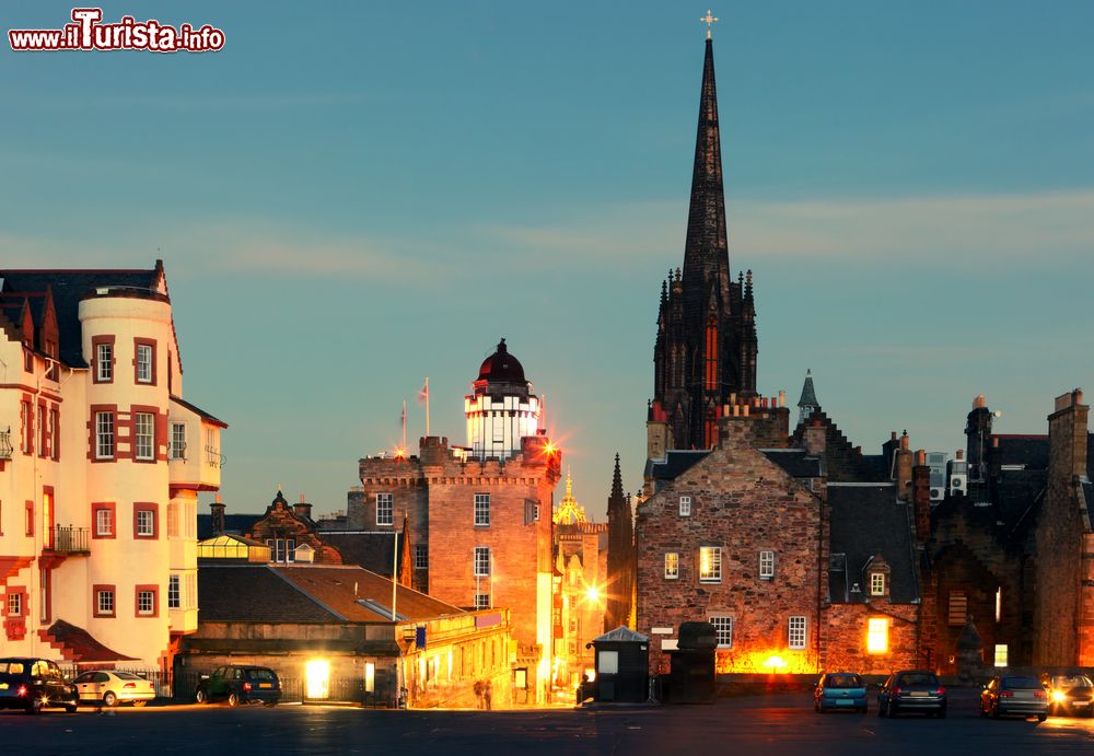 Immagine La torre di Outlook tower ad Edimburgo, fotografata di sera