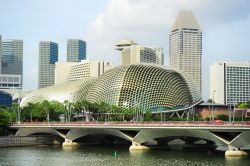 Skyline di Singapore e cupole dell'Esplanade theater on The Bay. - © joyfull / Shutterstock.com