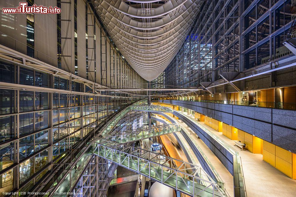 Immagine La Hall del Tokyo International Forum a Ginza - © ESB Professional / Shutterstock.com