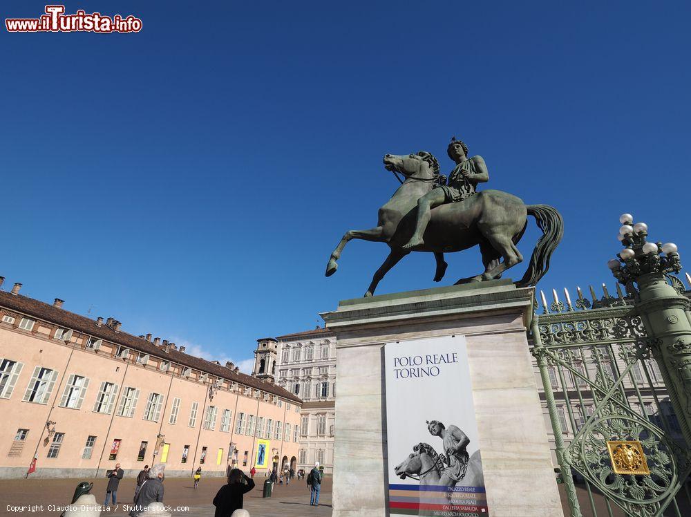 Immagine Il Polo Reale di Torino: turisti in visita a Palazzo Reale - © Claudio Divizia / Shutterstock.com