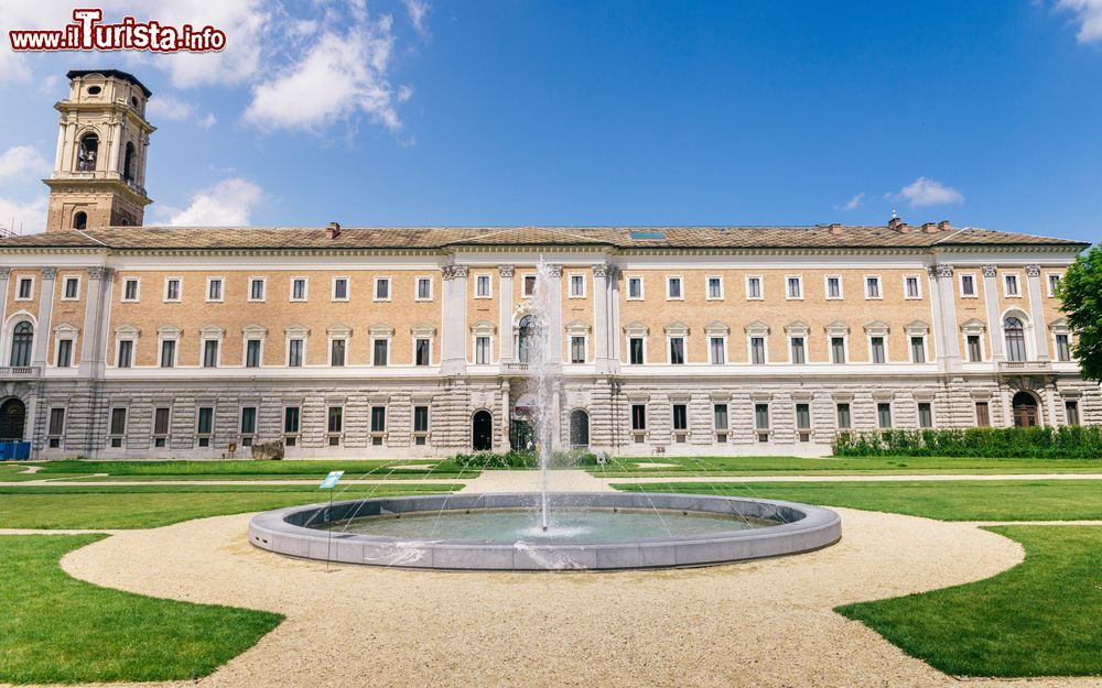 Immagine La elegante facciata barocca nel giardino interno di Palazzo Reale a Torino