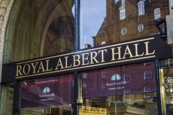 L'ingresso alla Royal Albert Hall, il tempio della musica a Londra © 4kclips / Shutterstock.com