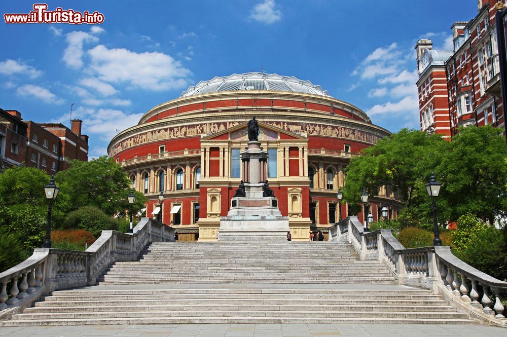 Immagine Scalinata d'accesso al lato sud della Royal Albert Hall a Londra. L'arena ha una capienza di 5.500 posti anche se il progetto iniziale mirava ad averne ben 30.000