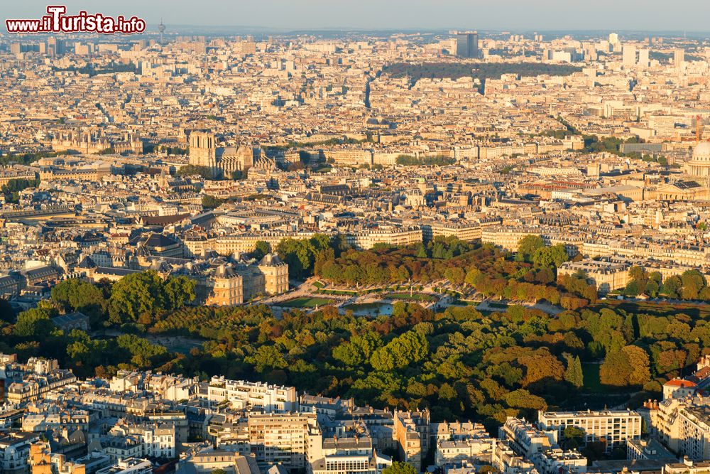 Immagine Vista aerea dei Giardini del Lussemburgo (Jardin du Luxembourg) a Parigi. La fotografia è stata scattata dalla torre di Montparnasse