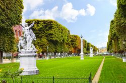 Alcune statue all'interno dei Giardini del Lussemburgo a Parigi