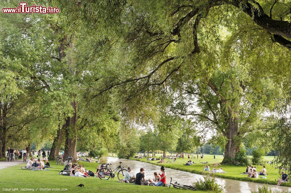 Immagine Relax estivo a Monaco di Baviera: siamo nel parco dell'Englischer Garten in Germania - © Jazzmany / Shutterstock.com