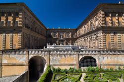 Scorcio panoramico di Palazzo Pitti con la fontana e i giardini Boboli, Firenze, Italia - © Yury Dmitrienko / Shutterstock.com