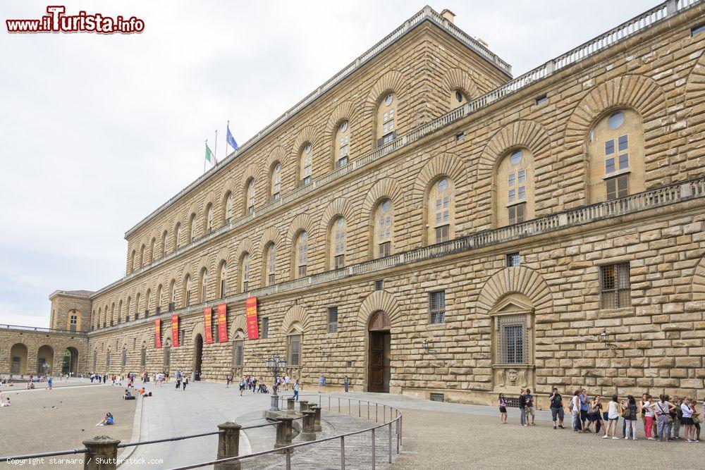 Immagine Turisti in attesa fuori da Palazzo Pitti in una giornata nuvolosa, Firenze, Italia. Il palazzo si trova al civico numero 1 di piazza dei Pitti - © starmaro / Shutterstock.com