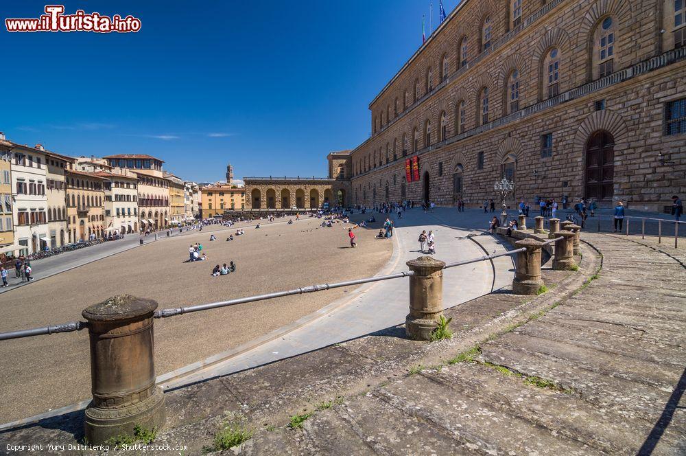 Immagine Veduta laterale di Palazzo Pitti, Firenze, Italia. Al suo interno ospita gallerie e musei - © Yury Dmitrienko / Shutterstock.com