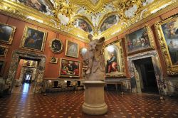 Una sala della galleria Palatina a Palazzo Pitti, Firenze, Italia. La superba collezione di dipinti, oltre 500, esposta nello spazio museale rappresenta l'arte pittorica del Rinascimento ...