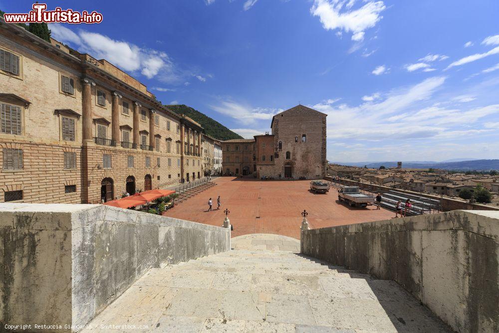 Immagine Scalinata di accesso a Palazzo dei Consoli e Piazza Grande a Gubbio - © Restuccia Giancarlo / Shutterstock.com