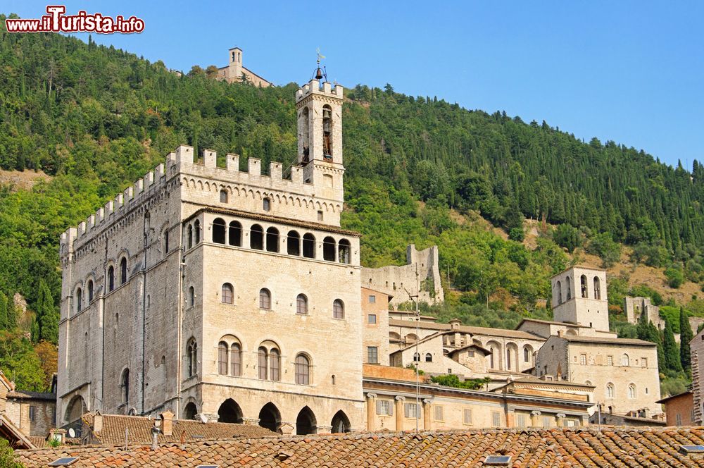 Immagine Il Palazzo dei Consoli nel centro storico di Gubbio domina la skyline medievale della città