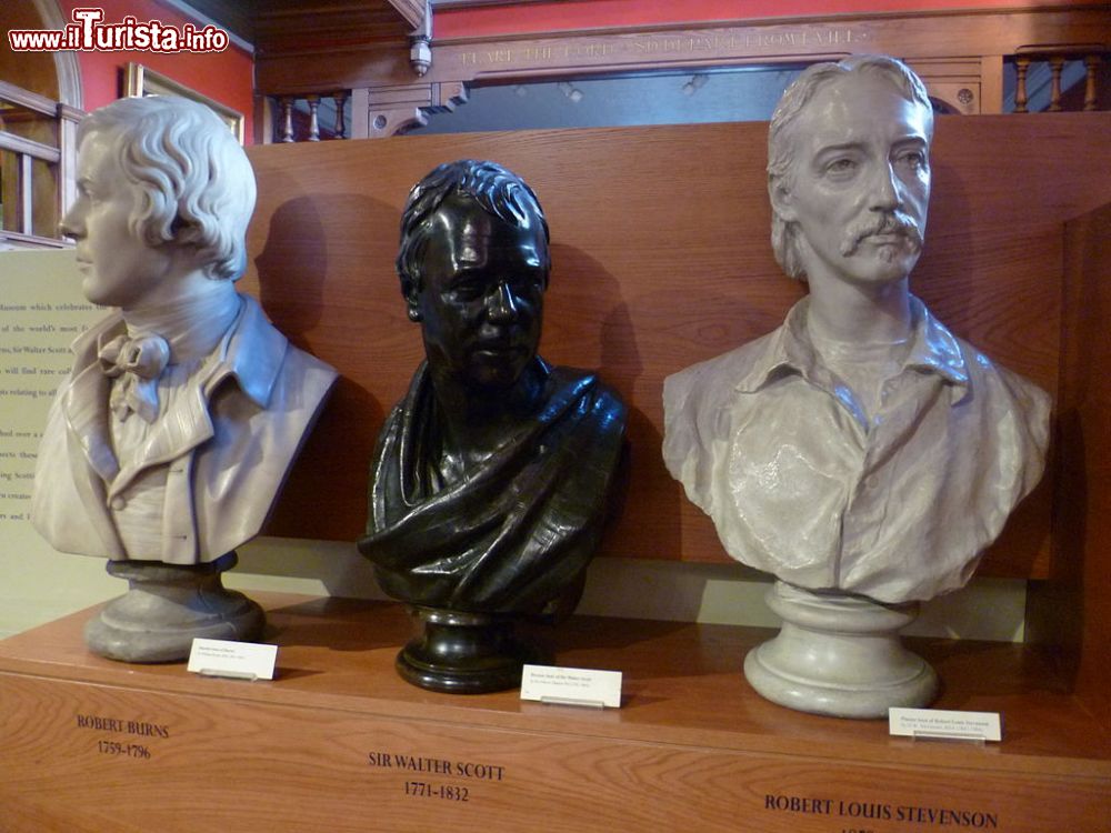 Immagine I busti dei grandi letterati della Scozia al Writers Museum di Edimburgo: Burns, Scott e Stevenson - © Kim Traynor - CC BY-SA 3.0, Wikipedia