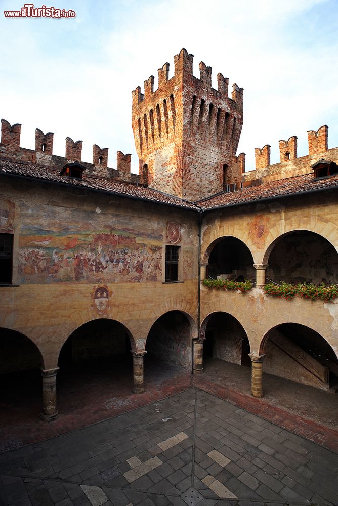 Immagine La coorte interna del Castello medievale di Malpaga a Cavernago