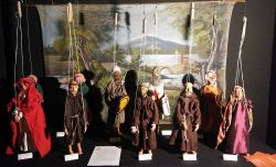 Uno spettacolo in teatro: siamo nel Museo delle Marionette di Palermo, intitolato alla figura di Antonio Pasqualino che ha contribuito a salvare la tradizione dei pupi siciliani e degli altri ...