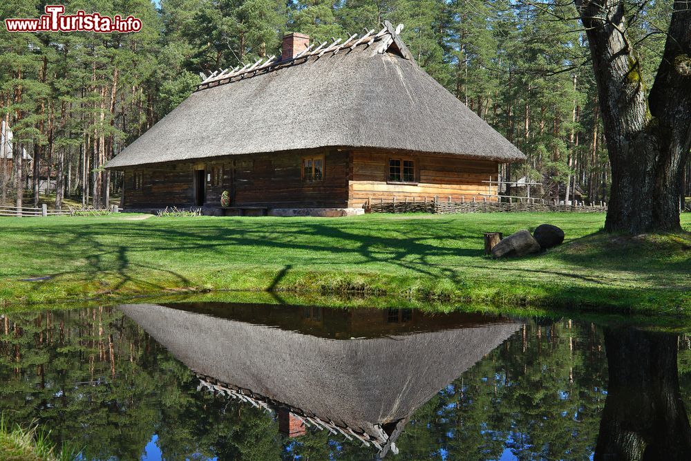 Immagine Una antica casa di campagna della Lettonia, al museo Etnografico di Riga