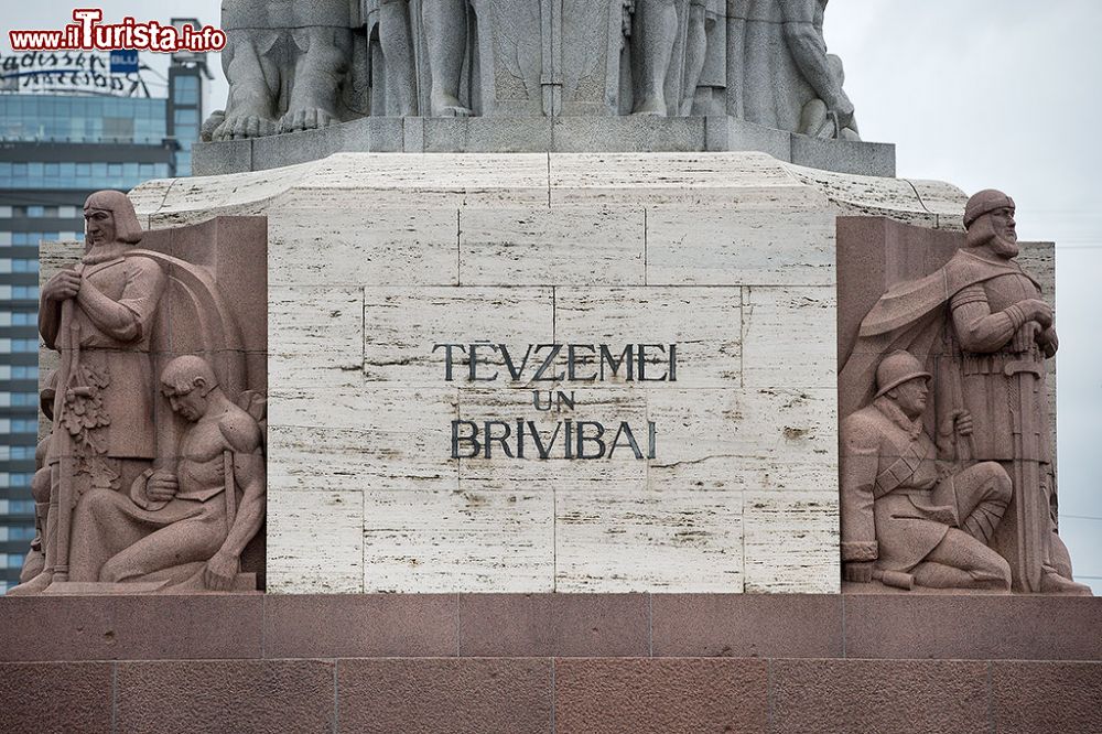 Immagine Particolare della base del Monumento alla Libertà di Riga, la capitale della Lettonia