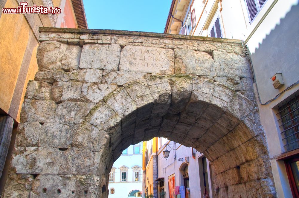 Immagine L'Arco di Druso e Germanico, opera del 1 secolo dopo Cristo, si trova in centro a Spoleto, Umbria. E' dedicato ai due figli dell'Imperatore Tiberio