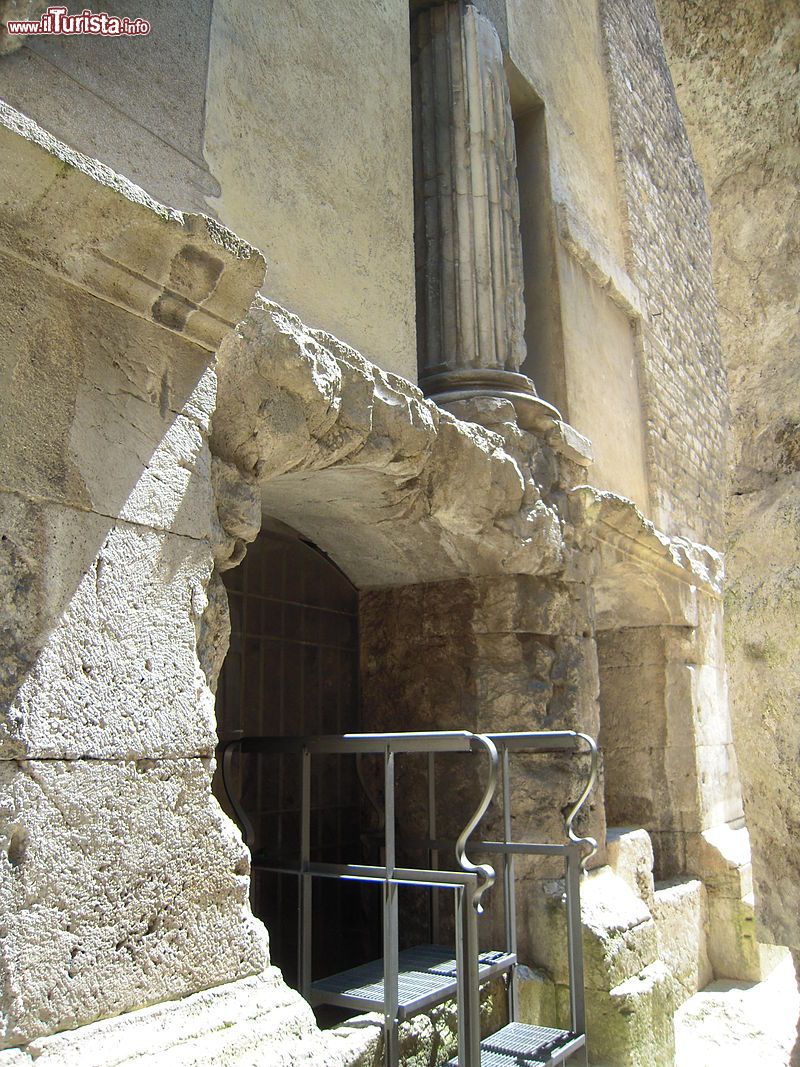 Immagine Una colonna romana nei pressi dell'Arco di Druso e Germanico. Si tratta dei resti di un tempio romano che si trovava nei pressi del Foro di Spoletium - © Battlelight - CC BY-SA 4.0, Wikipedia