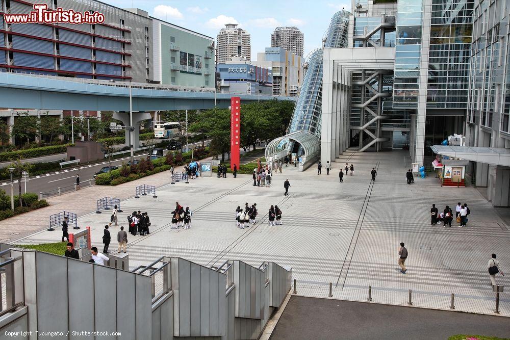 Immagine L'edificio Fuji TV isola di Adaiba, Tokyo: l'edificio venne progettato da Kenzo Tange uno degli architetti più famosi del Giappone - © Tupungato / Shutterstock.com