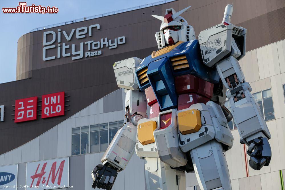 Immagine La statua di Gundam RX-78 a Odaiba, Tokyo. E' alta 18 metri ed è la più grande statua al mondo a riffigurare il celebre robot giapponese. - © Syafiq Adnan / Shutterstock.com