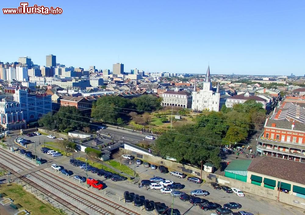 Immagine Veduta aerea di New Orleans e dei suoi edifici, USA. Sorge sulle rive del fiume Mississipi a circa 170 km dal Golfo del Messico.