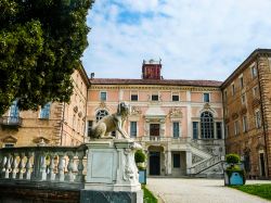 Il monumentale ingresso del Castello di Govone in Piemonte - © s74 / Shutterstock.com