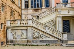 Particolare della scalinata barocca del Castello di Govone, reggia sabauda in Piemonte - © s74 / Shutterstock.com