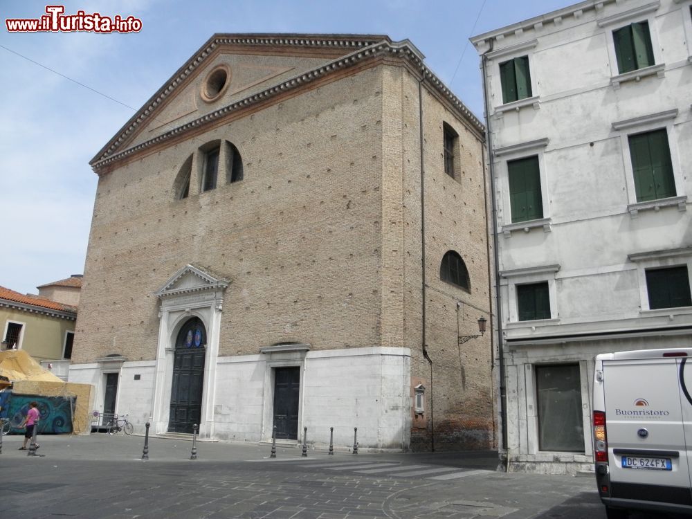 Immagine La facciata della Chiesa di San Giacomo a Chioggia - © Threecharlie - CC BY-SA 3.0, Wikipedia