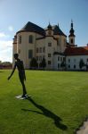 Scultura moderna nel complesso del castello di ...