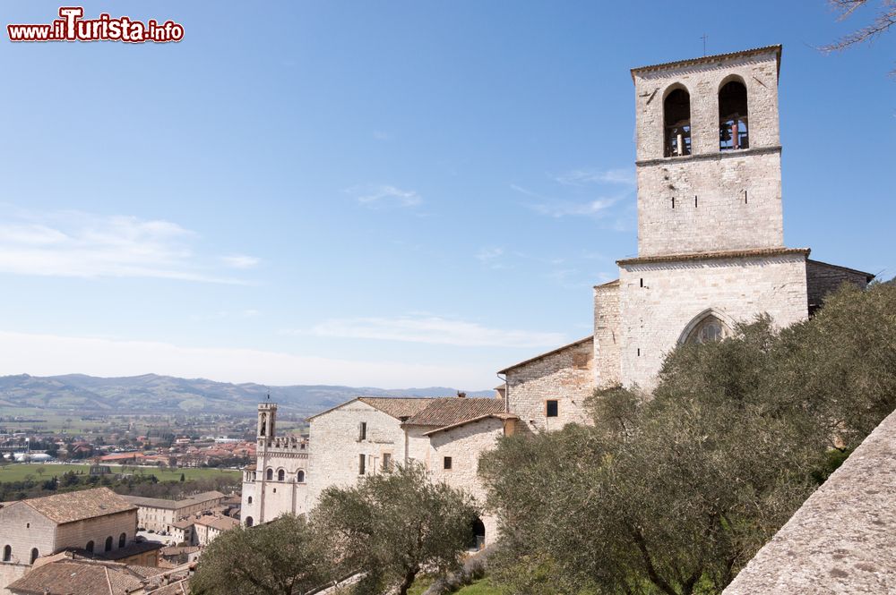 Immagine Campanile duomo di Gubbio e panorama del centro citta in Umbria