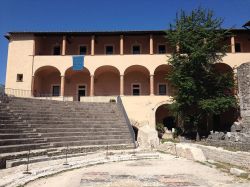 Dettaglio delle gradinate del Teatro Romano di Spoleto - © Manuelarosi - CC BY-SA 3.0, Wikipedia