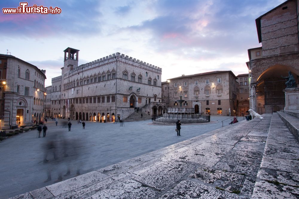 Immagine Tramonto su Piazza IV Novembre a Perugia: la foto è stata scattata dalla scalinata della Cattedrale di San Lorenzo