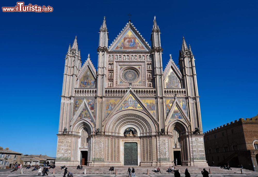 Immagine La superba facciata del Duomo di Orvieto in Umbria