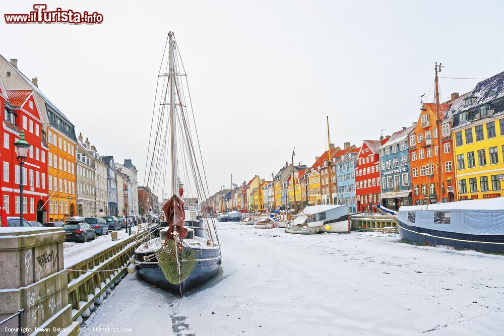 Immagine Il porticciolo di Nyhavn in inverno, Copenaghen, Danimarca. Costeggiato da antiche casette colorate, questo storico porto della capitale danese è anche uno dei luoghi più visitati della città - © Roman Babakin / Shutterstock.com