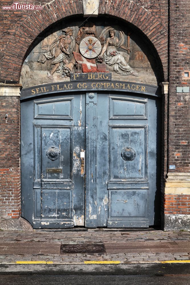 Immagine La decorazione di un'antica porta in legno nella celebre strada di Nyhavn a Copenaghen, Danimarca. 
