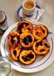 I famosi Pastéis de Belém, dolcetti alla crema tipici di Lisbona, vengono prodotti nell'Antiga Confeitaria de Belém, a pochi passi dal Mnastero dos Jerónimos. ...