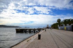 Il lungofiume del Tejo (Tago) davanti al MAAT, il nuovo Museo di Arte, Architettura e Tecnologia di Belém (Lisbona).