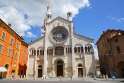 La facciata della Cattedrale romanica di Modena, ...