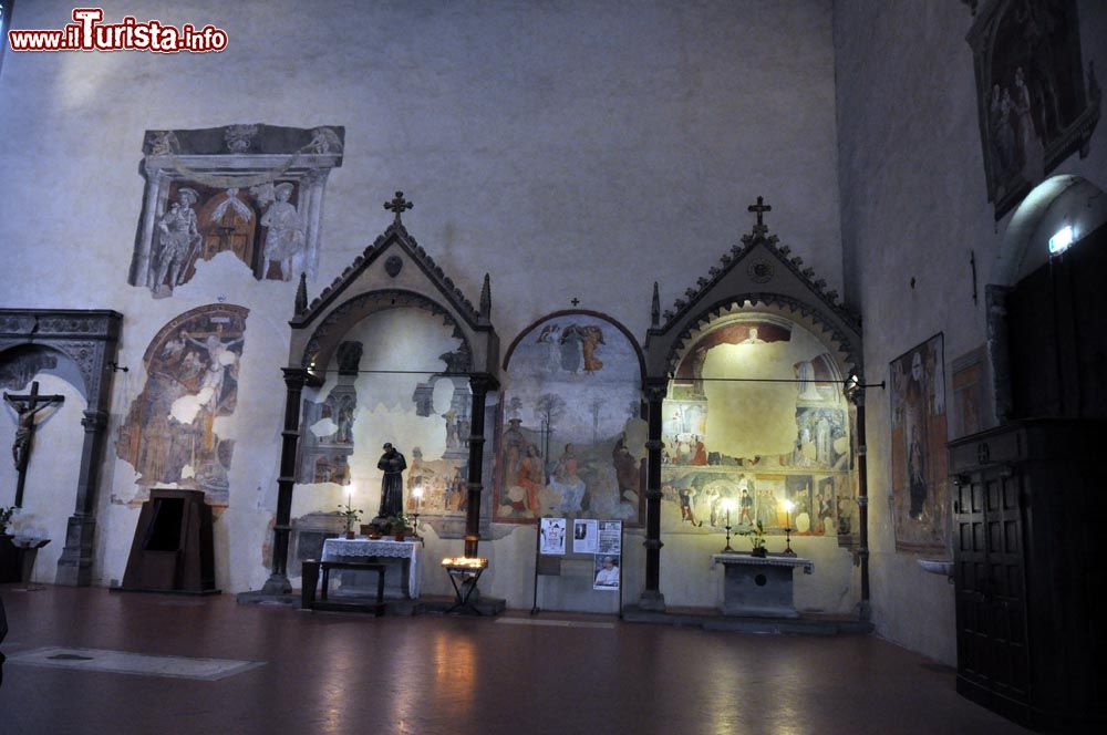 Immagine Il lato destro della navata della Chiesa San Francesco Arezzo