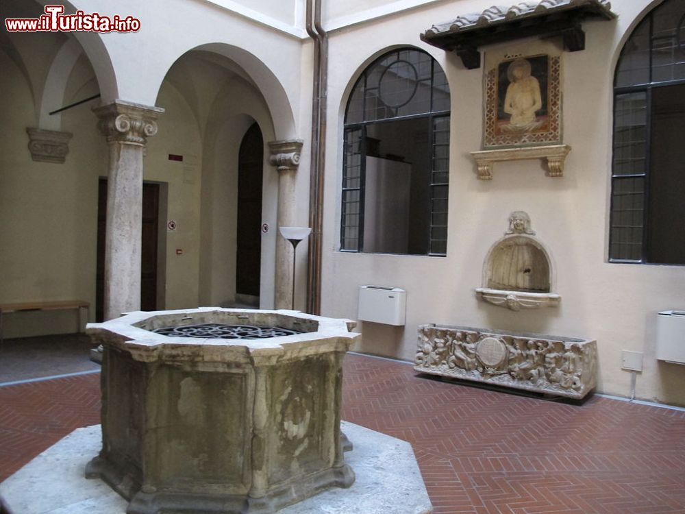 Immagine Il cortile interno della Pinacoteca nazionale di Siena - © Combusken -  CC BY-SA 3.0, Wikipedia