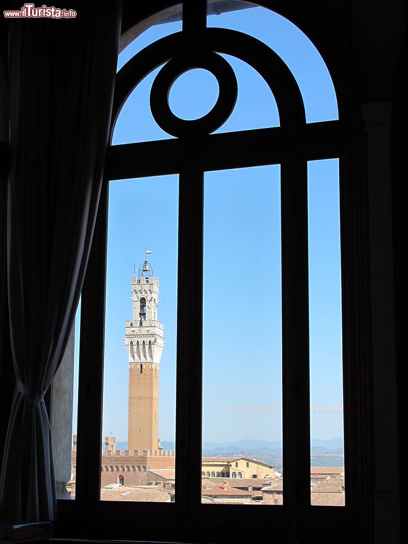 Immagine Il panorama da una finestra della Pinacoteca Nazionale di Siena: la Torre del Mangia - © Combusken -  CC BY-SA 3.0, Wikipedia