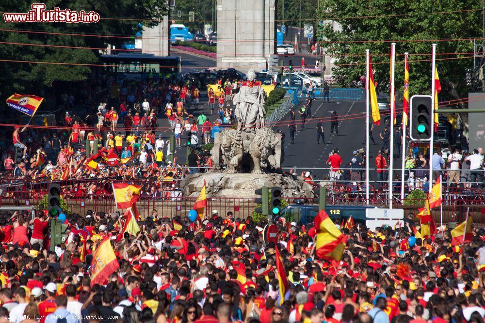 Immagine Festeggiamenti di tifosi della Spagna che si danno appuntamento, per tradizione, in Plaza de Cibeles a Madrid - © Pedro Rufo / Shutterstock.com