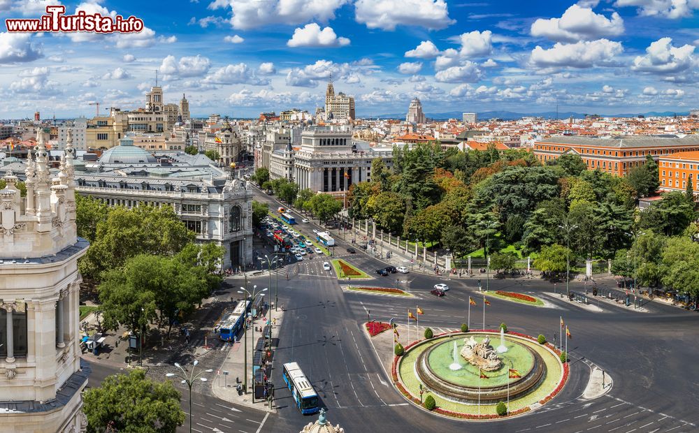 Immagine Vista aerea di Plaza de Cibeles a Madrid, in primo piano la fontana che ha dato il nome alla piazza