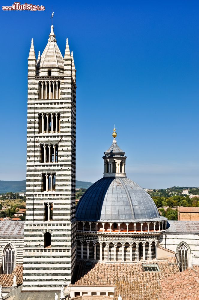 Immagine Il campanile del Duomo di Siena: eretto all'inizo del 14° secolo in stile romanico, è alto 77 metri