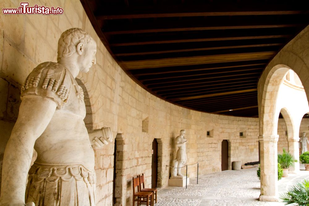 Immagine Statue esposte dentro al Castillo de Bellver a Palma di Maiorca