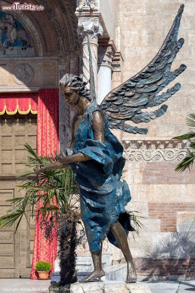 Immagine Una statua nel piazzale antistante il Duomo di Verona - © Philip Bird LRPS CPAGB / Shutterstock.com