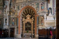 Cappella all'interno del Duomo di Verona - © Philip Bird LRPS CPAGB / Shutterstock.com