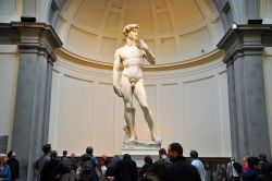 Il David di Michelangelo esposto nella Galleria dell'Accademia di FIrenze è il pezzo forte del museo toscano - © lornet / Shutterstock.com