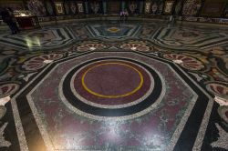 Cappella dei Principi, pavimento in marmo San Lorenzo, Firenze - © photogolfer / Shutterstock.com